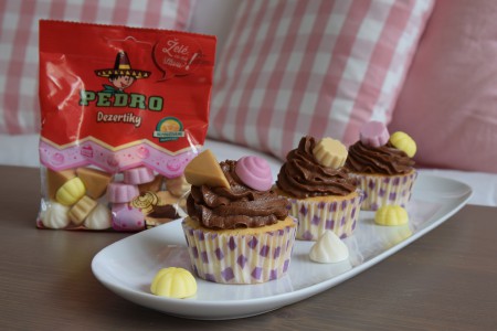 Vanilkové cupcakes s krémem z hořké čokolády a Pedro Dezertíky