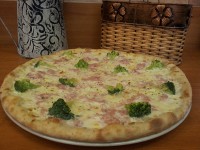 Pizza s brokolicí a smetanovým základem